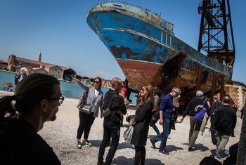 Un bateau à bord duquel 800 migrants et réfugiés sont morts en mer Méditerranée est exposé à la Biennale de Venise, en Italie
