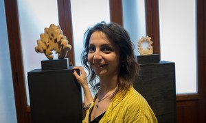 الفنانة اللاجئة السورية رشا ديب، 30 عاما، إلى جانب منحوتاتها الفنية خلال مهرجان بينالي فينيسيا الفني. 