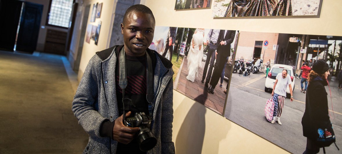 25岁的科特迪瓦难民摄影师默罕默德·凯塔与其摄影作品。