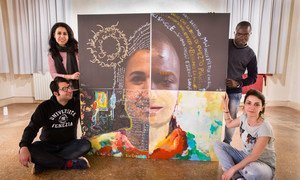 في بينالي فينيسيا للفنون (من اليسار إلى اليمين) الفنانون اللاجئون ماجد آدين من إيران؛ وبنار سردار صديق من العراق؛ ومحمد كيتا من ساحل العاج؛ ورشا ديب من سوريا.
