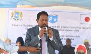 Abdirahman Omar Osman, the Mayor of Mogadishu, speaks at a ceremony. (26 March 2018)