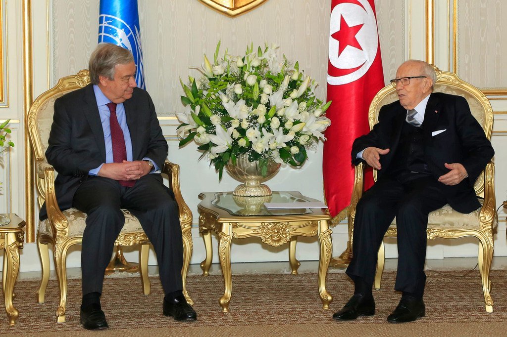 Le Secrétaire général António Guterres (à gauche) rencontre le Président tunisien Béji Caïd Essebsi lors de sa visite dans le pays en avril 2019.
