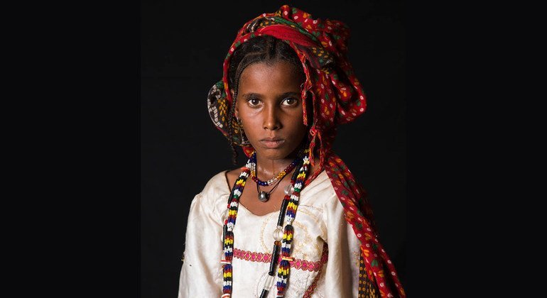Fatime, do Chade, de 10 anos, quer ser vendedora de joias. “Minha família tinha uma vida boa antes de fugirmos. Meu pai vendia camelos para os ricos. Agora estamos vivos, graças a Deus, mas perdemos tudo, nossos camelos, nossas joias, tudo."