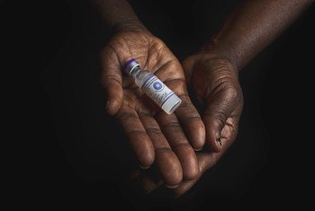 Un vaccin pour protéger les gens contre de multiples maladies, dont l'hépatite, est présenté dans un centre de santé au Mali.