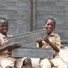 Des élèves heureux dans leur nouvelle classe en cours de construction dans leur école de Sakassou, au centre de la Côte d'Ivoire. (6 février 2019)