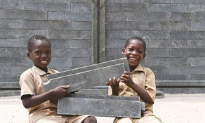 Students are happy a new class is being built at their school in Sakassou, in the center of Côte d'Ivoire. (6 February 2019)