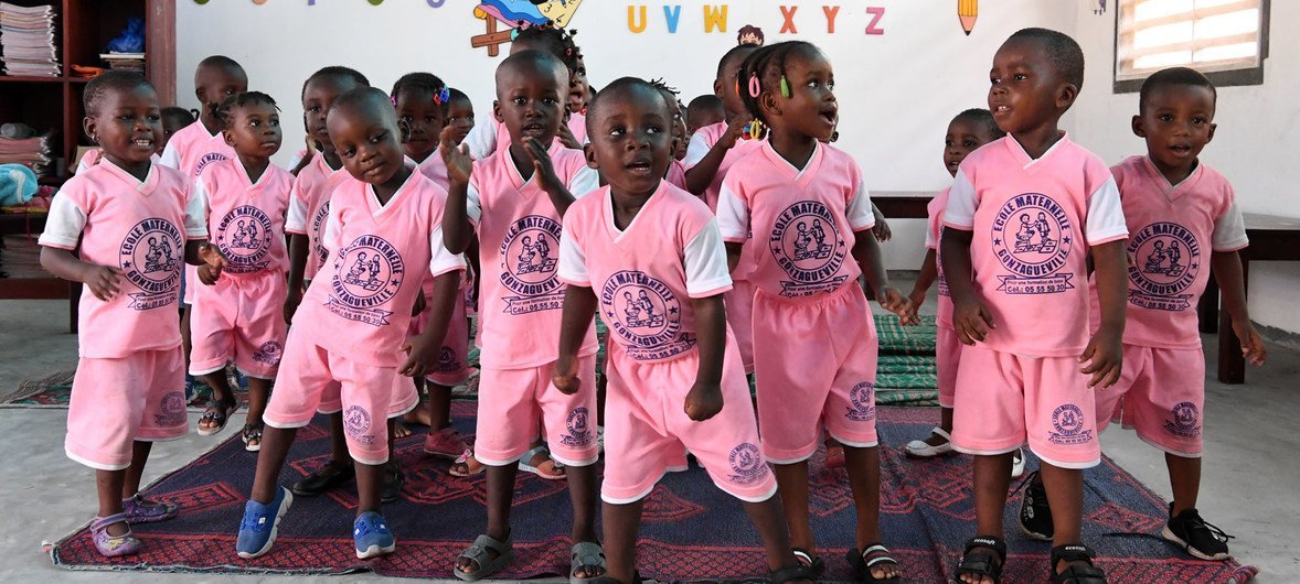 Niños y profesores en Côte d'Ivoire muy felices con su nuevo salón de clase en Gonzagueville,  Abiyán. 