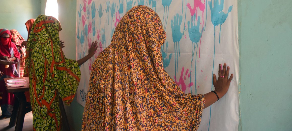 Refugee women show their support for UNHCR's anti-trafficking campaign at Wad Sharife camp in east Sudan. (24 July 2018)