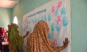 苏丹东部的瓦德沙里夫（Wad Sharife）营地内，难民妇女正在参加难民署举办的反对人口贩运活动。（2018年7月图片）