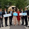 La directora ejecutiva de UNICEF, Henrietta Fore, junto al famoso grupo de pop coreano BTS.