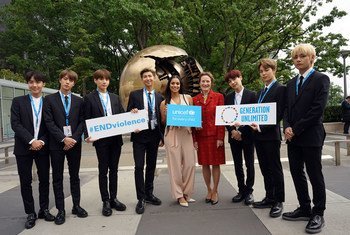 La Directrice exécutive de l'UNICEF, Henrietta H. Fore, et l'Ambassadrice de bonne volonté de l'UNICEF, Lilly Singh, aux côtés du groupe de pop BTS, avant le lancement de Generation Unlimited lors de Youth 2030. (18 septembre 2018)
