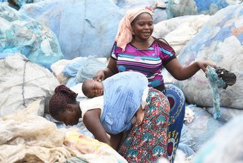 在科特迪瓦城市阿比让的一个垃圾场，几名妇女正分拣塑料。全世界每年生产三亿多吨塑料，但其中只有一小部分被回收。