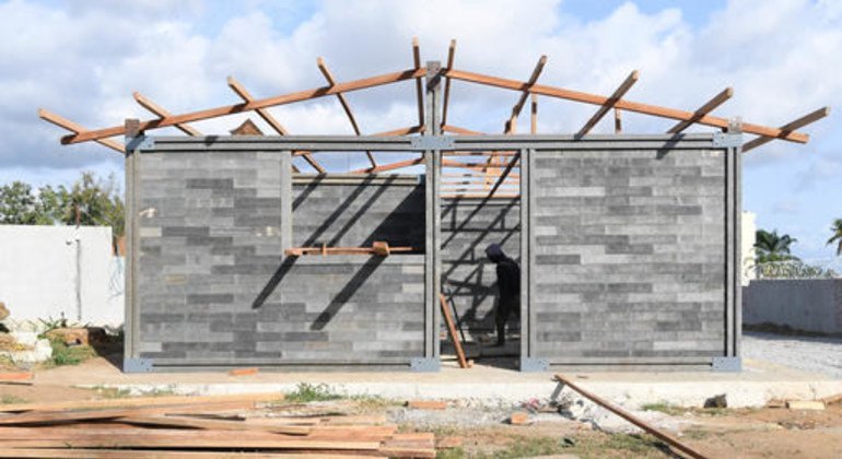 Aula en construcción con ladrillos de plástico en Côte d'Ivoire.