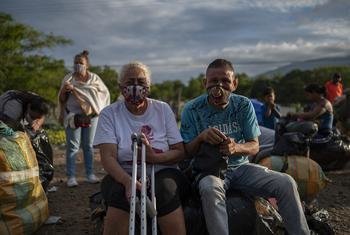 Dos migrantes venezolanos descansan en una roca. El número de refugiados y migrantes procedentes de Venezuela en todo el mundo ha superado ya los seis millones, la gran mayoría de ellos acogidos por países de América Latina y el Caribe.