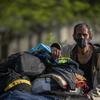 Un migrant vénézuélien, contraint de quitter son pays, porte tous ses biens.