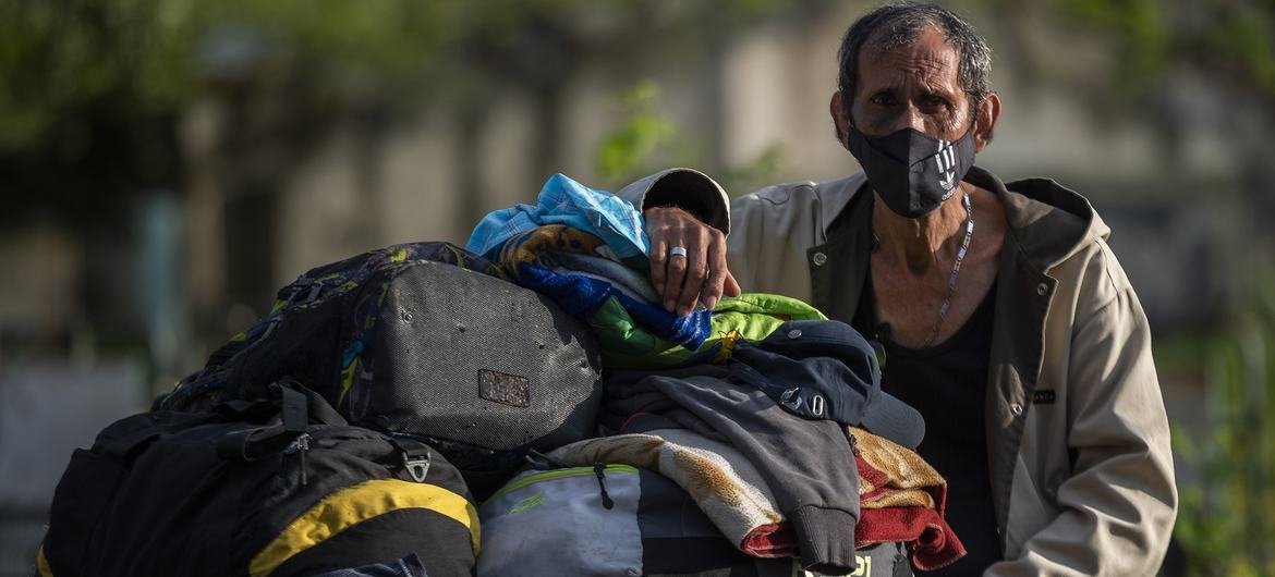 Este migrante venezolano se vio forzado a dejar su país atrás, y carga consigo todas sus pertenencias en busca de una vida mejor. 