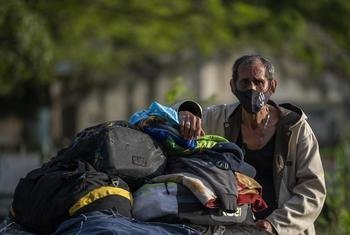 Un migrant vénézuélien, contraint de quitter son pays, porte tous ses biens.