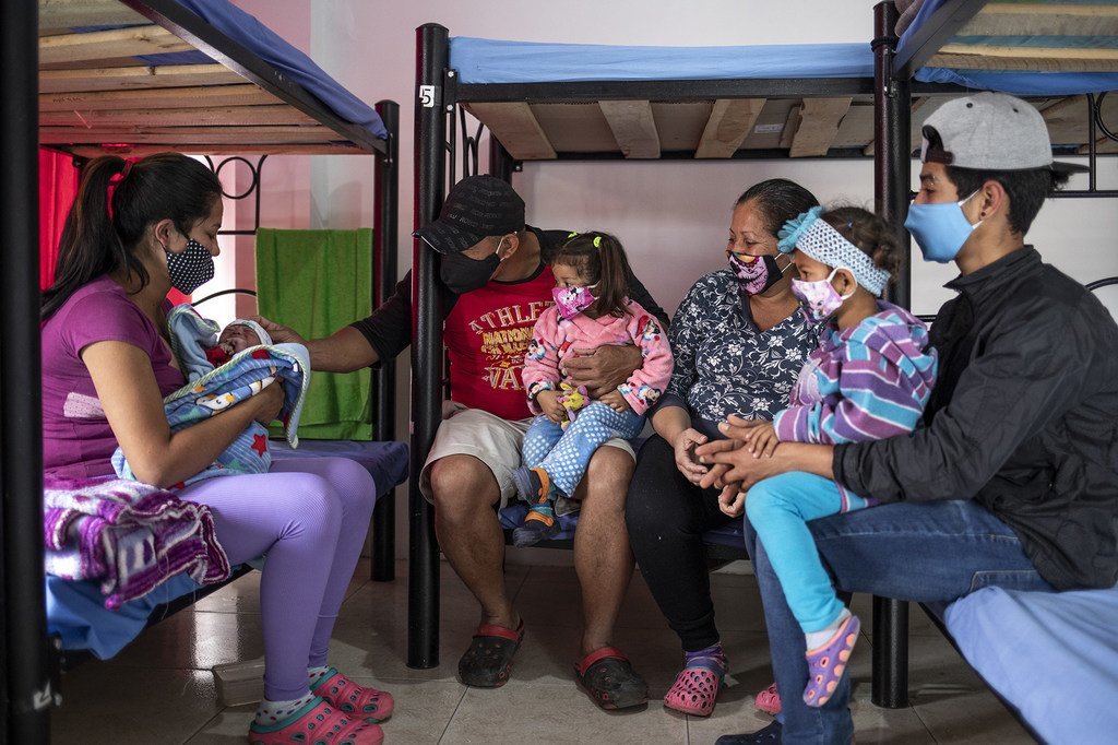 Una familia de migrantes de Venezuela de camino a la capital colombiana, Bogotá, descansa en un refugio temporal en Soache, en Cundinamarca.