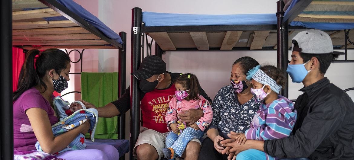 Una familia de migrantes venezolanos que se dirigían a la capital colombiana, Bogotá, descansa en un albergue temporal en Soache, en Cundinamarca.