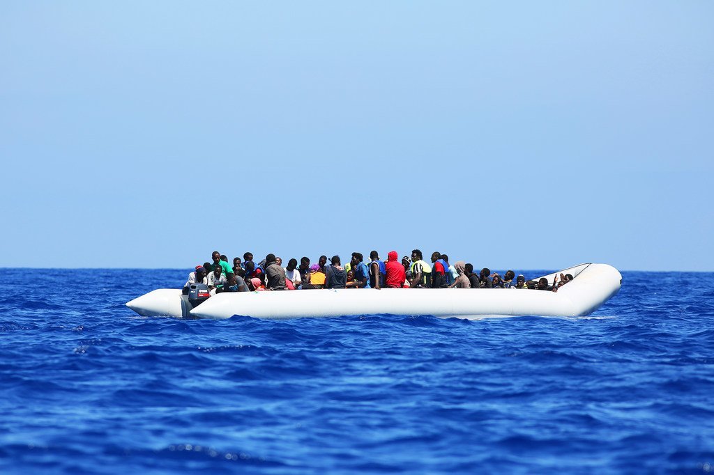 Un barco de migrantes en las costas de Grecia