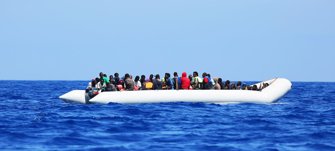 Un barco de migrantes en las costas de Grecia