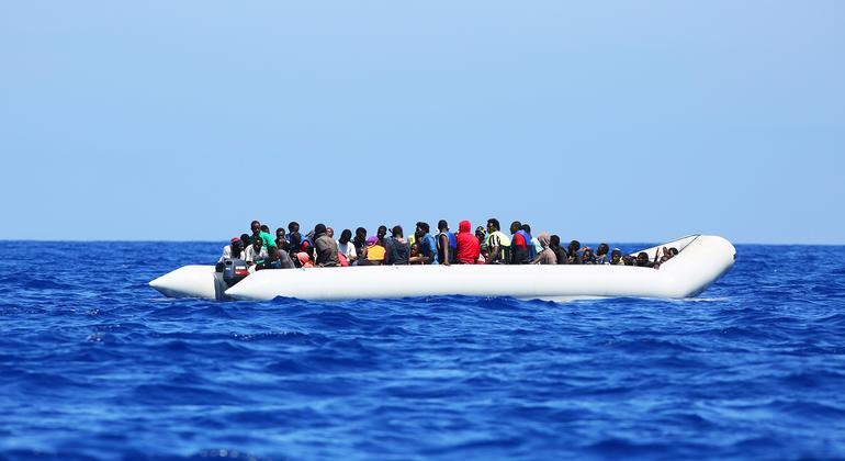 Un grupo de migrantes cerca de la costa griega.